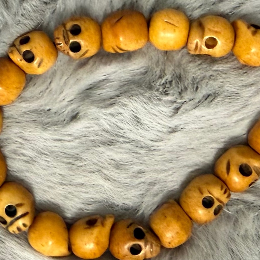 Skull bracelet, unknown material, handmade, stretch